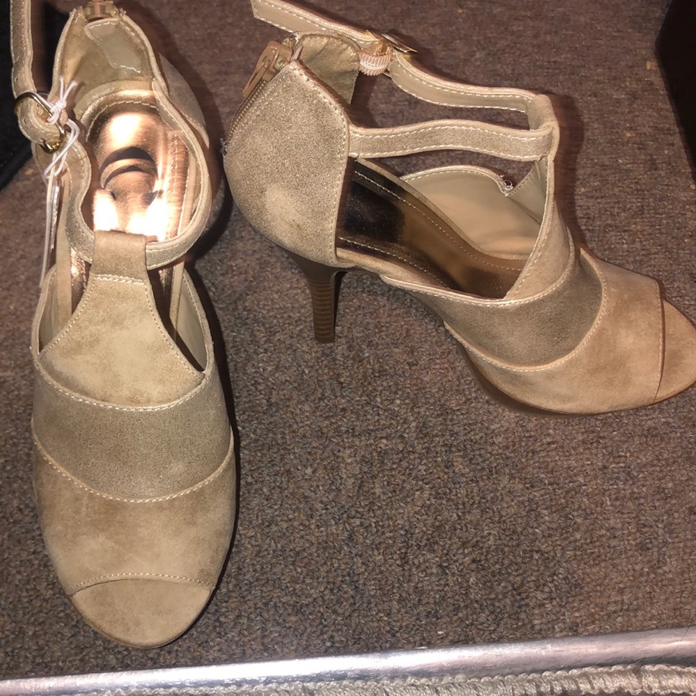 New with tags tan and gold heels